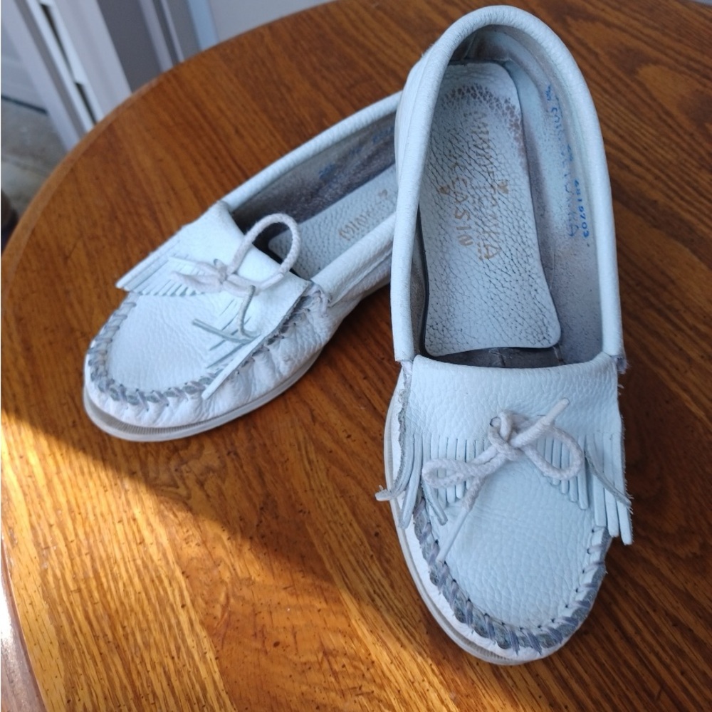 MINNETONKA MOCCASIN 
WHITE